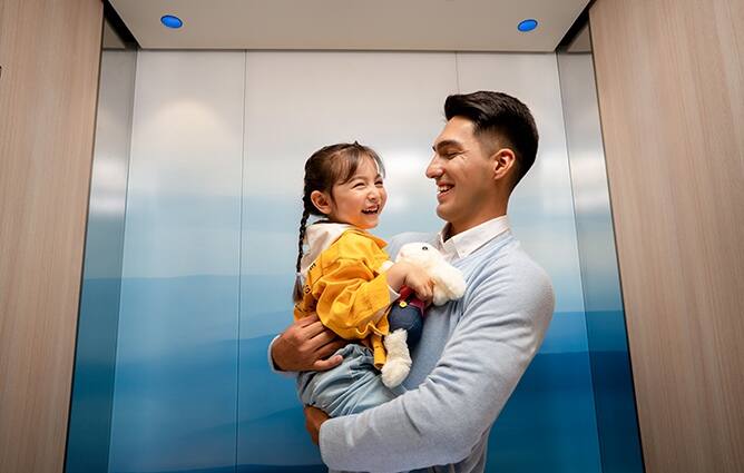 img-elevator-dad-daugther