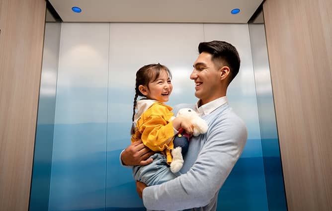 img-elevator-dad-daugther